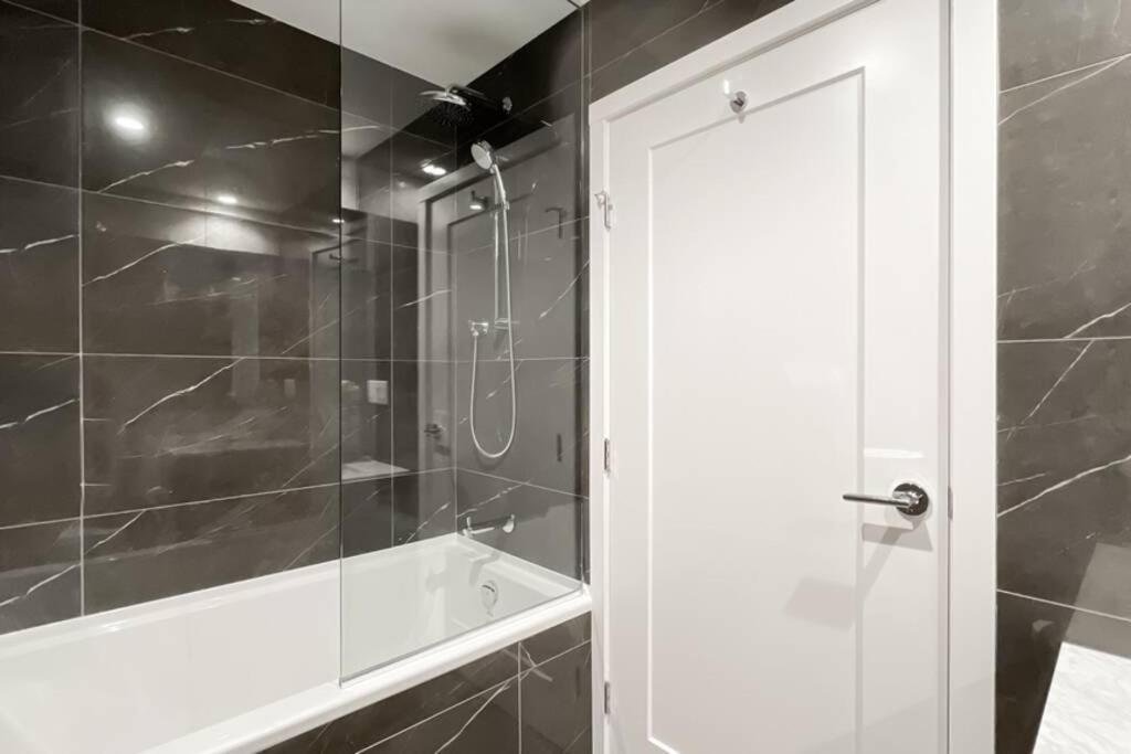 Spacious New Apartment With Working Space@Oakridge Vancouver Kültér fotó