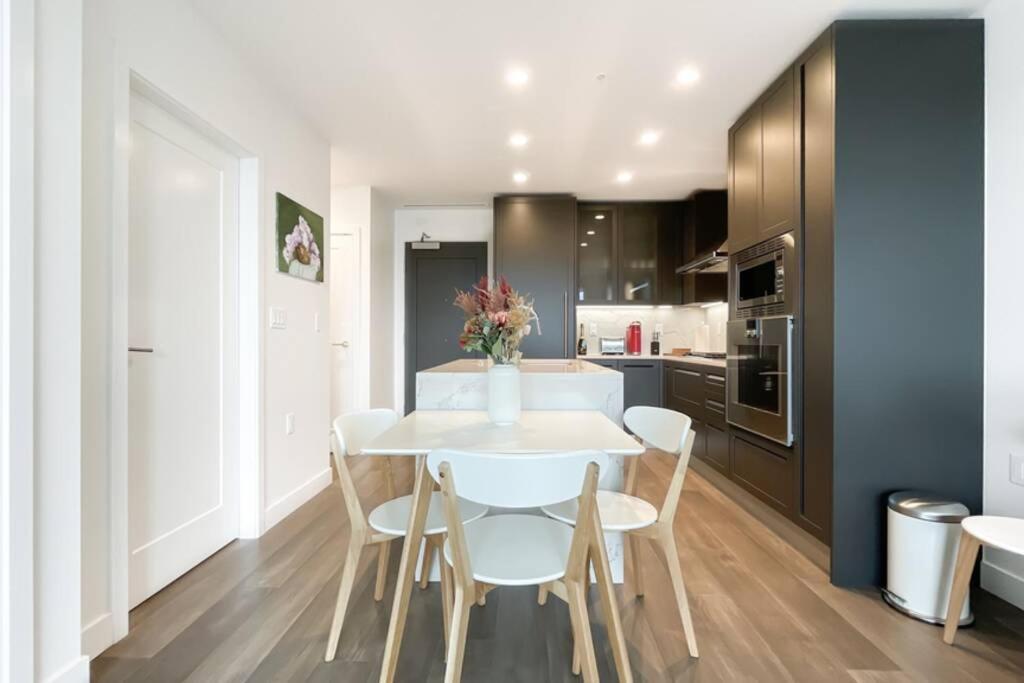 Spacious New Apartment With Working Space@Oakridge Vancouver Kültér fotó