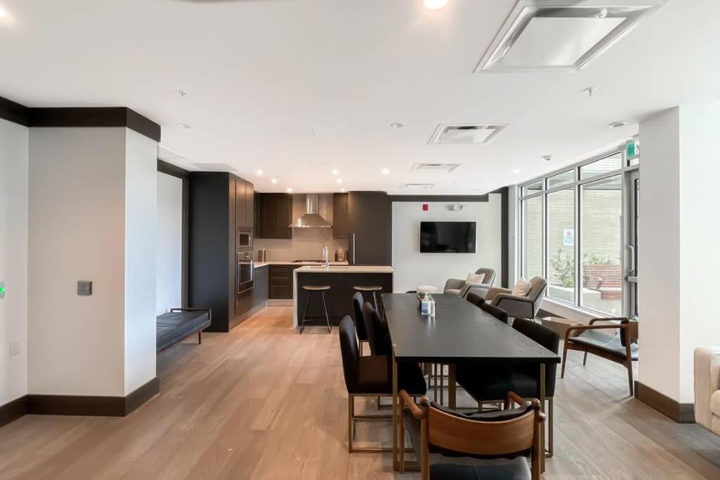 Spacious New Apartment With Working Space@Oakridge Vancouver Kültér fotó